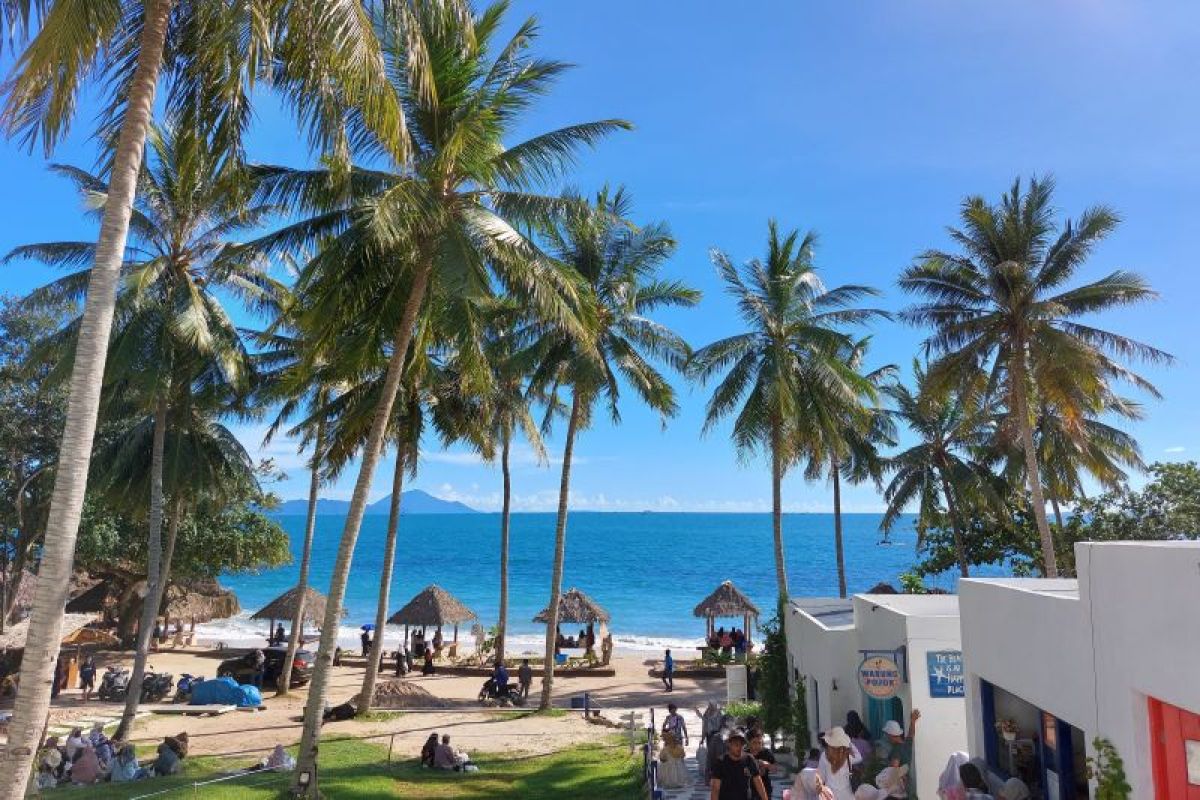 Keindahan Pantai Marina,Lampung