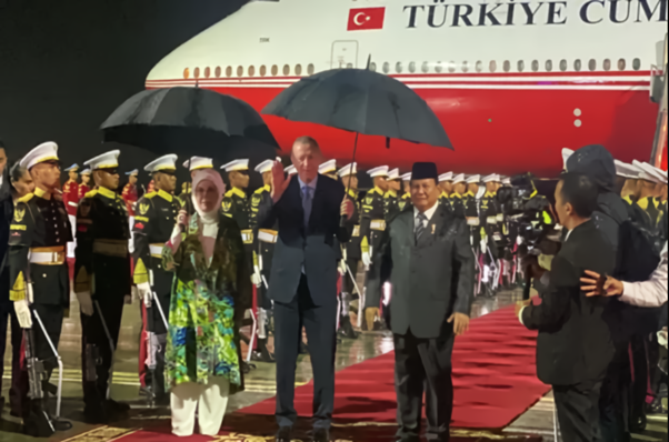 presiden indonesia dipayungin oleh paspampres asing.